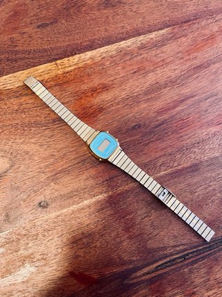 Reloj Casio Dorado y Turquesa