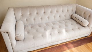Sofá Terciopelo Beige Capitoné. Como Nuevo