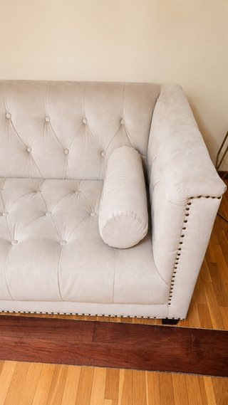 Sofá Terciopelo Beige Capitoné. Como Nuevo