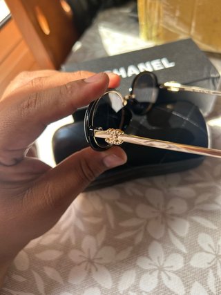 Gafas de sol Chanel negras y doradas