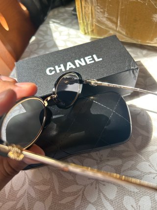 Gafas de sol Chanel negras y doradas