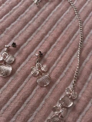 Conjunto de bisutería floral plateada