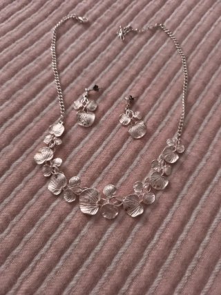 Conjunto de bisutería floral plateada