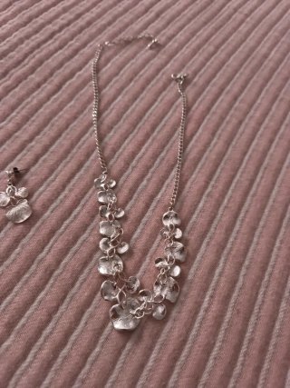 Conjunto de bisutería floral plateada