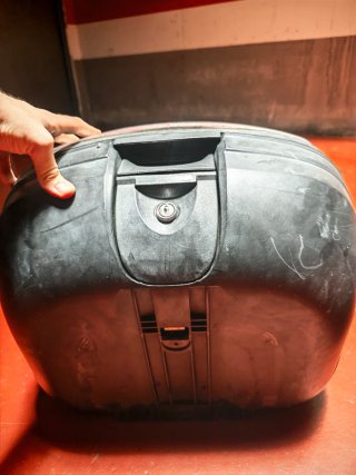 Baul de moto Shad y 2 cascos