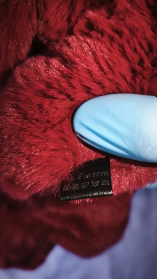Sombrero rojo con plumas negras
