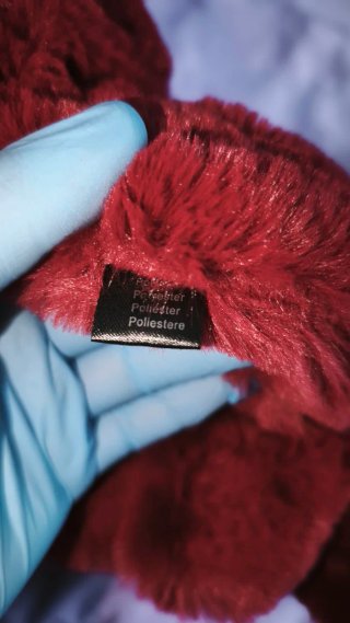 Sombrero rojo con plumas negras