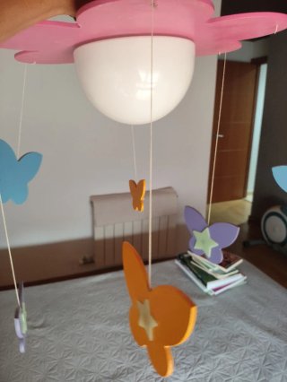 Lámpara infantil flor con mariposas colgantes