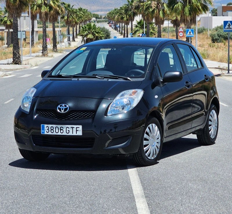 Toyota Yaris 2011 - foto 1