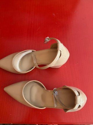 Zapatos de vestir chica, talla 35 nuevos.