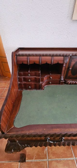 Escritorio antiguo de madera