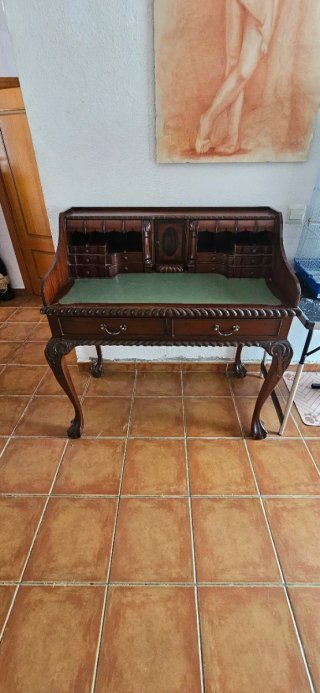 Escritorio antiguo de madera