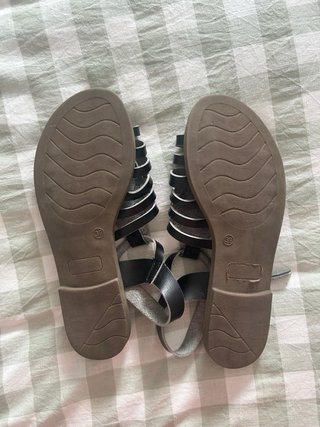 Sandalias de tiras negras