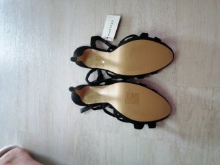 Sandalias con tacón negras nuevas a estrenar.