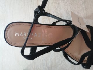 Sandalias con tacón negras nuevas a estrenar.
