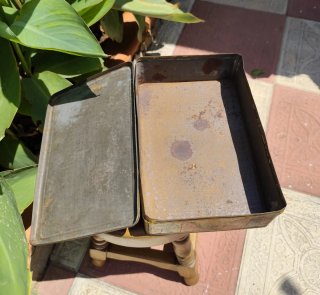 Caja de lata antigua con patina