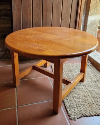 Mesa redonda de madera