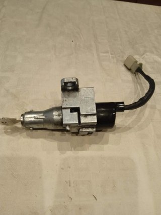 Cerradura Daelim con llave (bombín arranque)