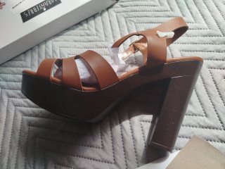 Sandalias de tacón marrón