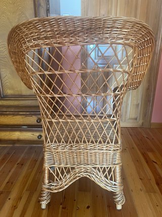Sillón de mimbre y madera