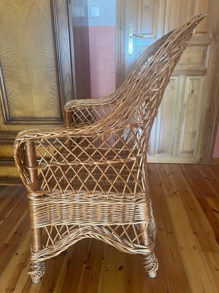 Sillón de mimbre y madera