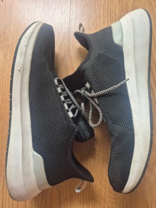 Zapatillas deportivas negras y blancas