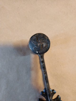 Herraje de forja con lauburu