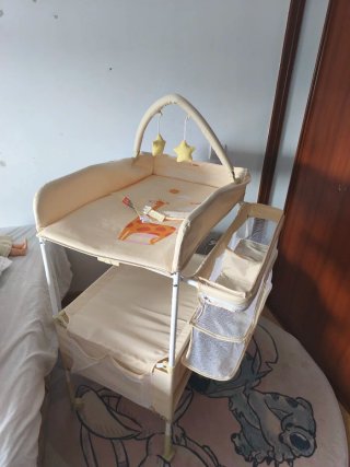 Cambiador de bebé con accesorios