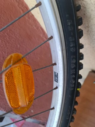 Bicicleta de montaña naranja