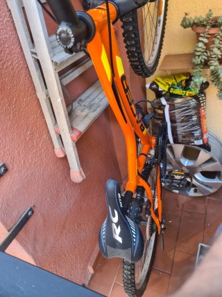 Bicicleta de montaña naranja