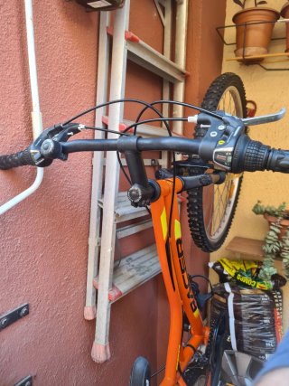 Bicicleta de montaña naranja