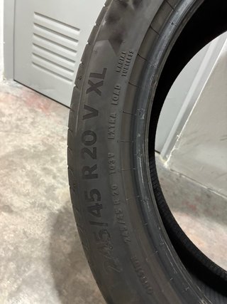 Neumático de coche 245/45 R20