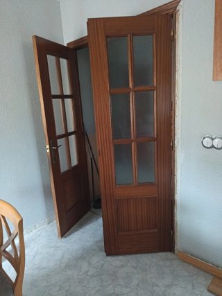 Puerta doble de madera con cristales