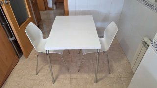 Mesa de cocina extensible blanca con 2 sillas