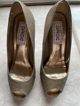 Zapatos de fiesta dorados Capricho
