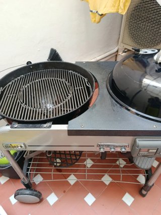 Barbacoa Weber gas y carbon Negra y Plateada