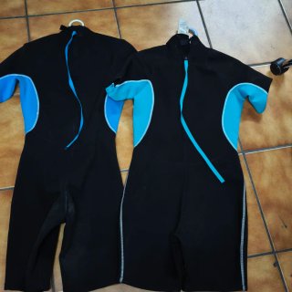 Tabla surf niño roja estrellas, viene con 2 trajes