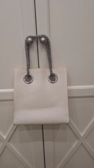 Bolso M2K blanco con cadena plateada
