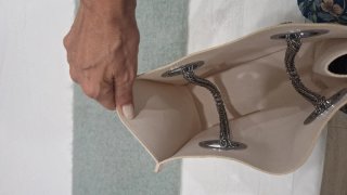 Bolso M2K blanco con cadena plateada