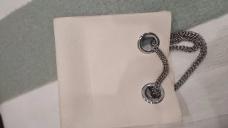 Bolso M2K blanco con cadena plateada