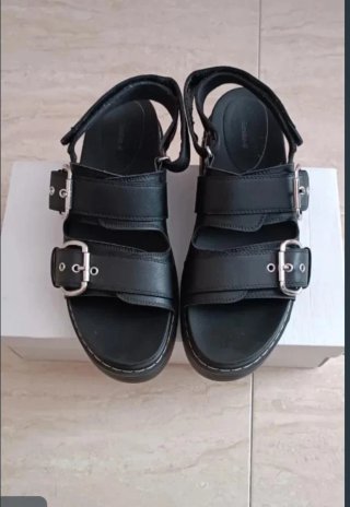 Sandalias Bershka negras con hebillas
