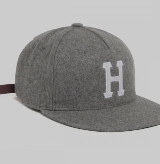 Gorra HUF gris con letra H blanca