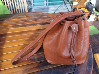 Bolso de piel marrón