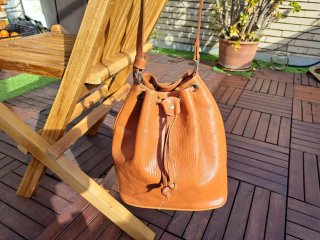 Bolso de piel marrón