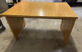 Escritorio de madera marrón