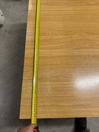 Escritorio de madera marrón