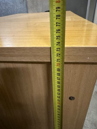 Escritorio de madera marrón