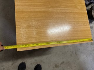 Escritorio de madera marrón