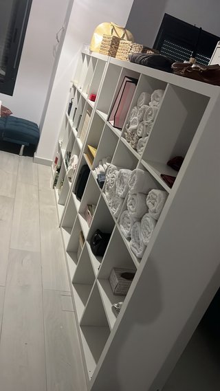 Estantería modular blanca y beige
