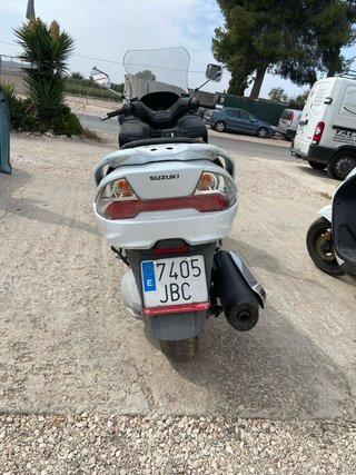 Suzuki Burgman Maxi Scooter Blanca
